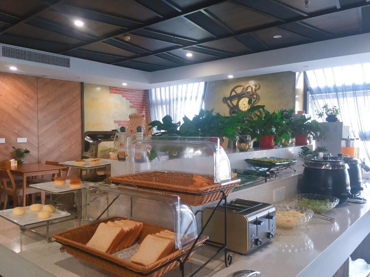 Nostalgia Hotel Near Tianjin Polar Ocean Word- Tianjin Fonte Joy World, 10 Minutes Drive Away From Tianjin Tanggu High-Speed Railway Station, Free Ice-Cream, Mineral Water, Snacks And Laundry Service, English Communication Well المظهر الخارجي الصورة